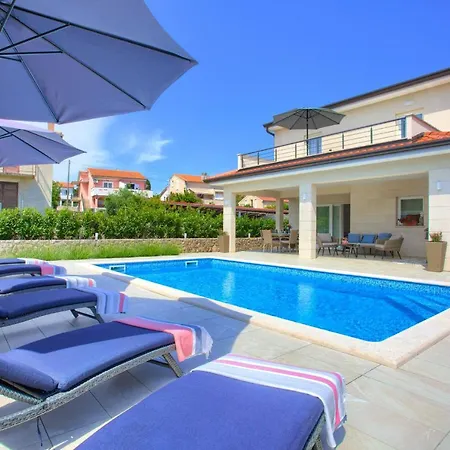 Magdalena Villa *