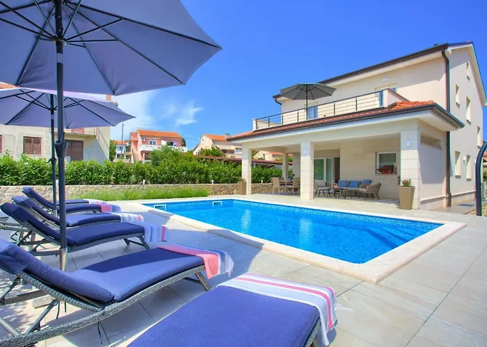 Magdalena Villa *