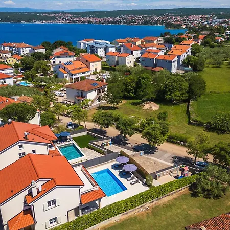 Magdalena Villa *