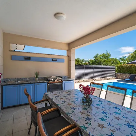 Magdalena Villa *